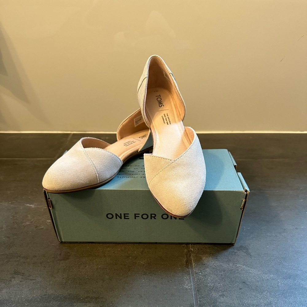 Toms. Size 7 gray flats.